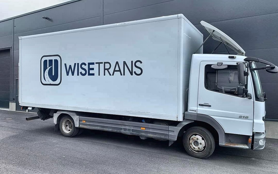 WiseTransi veoauto laohoone ees