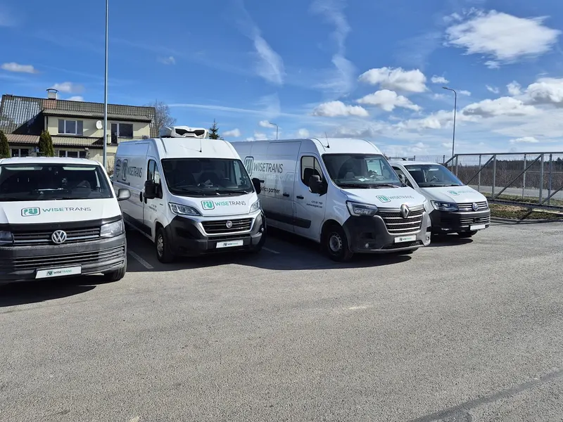 WiseTransi kaubikud reas parklas